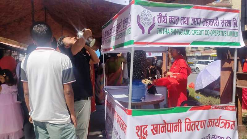 हरितालिका तीजको अवसरमा तीर्थ सहकारीद्धारा खानेपानी वितरण ( फोटो फिचर )